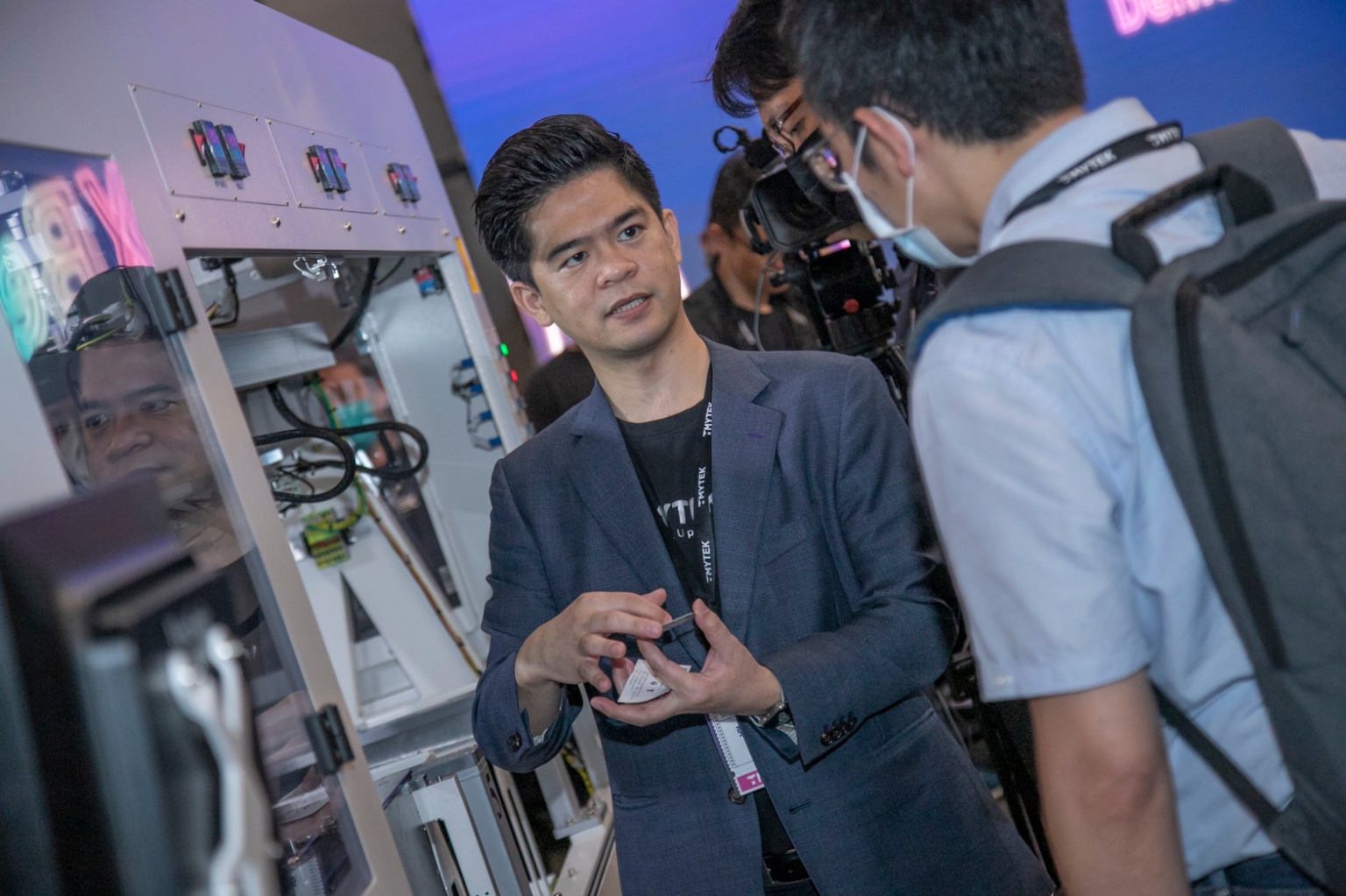 TMYTEK president Su-Wei Chang demonstrating the XBeam